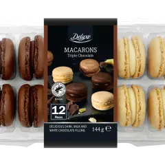 Opakowanie z 12 czekoladowymi i waniliowymi makaronikami Deluxe.