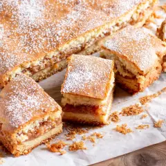 Jak upiec idealną szarlotkę? Przepis, jabłka, bez zakalca!