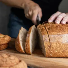Ile piec chleb w piekarniku? Twój klucz do perfekcyjnego wypieku!