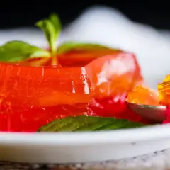 Ile kalorii ma galaretka? Z cukrem, bez cukru i z dodatkami