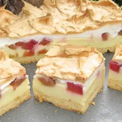 Ciasto rabarbarowo-budyniowe: przepis babci, bez zakalca!