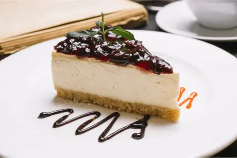Ile waży kawałek sernika? Waga, kalorie i świadoma dieta