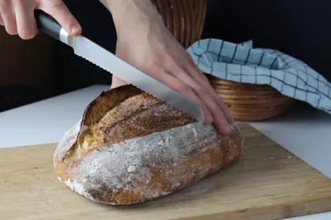 Jaka temperatura pieczenia chleba na zakwasie? Perfekcyjny bochenek!
