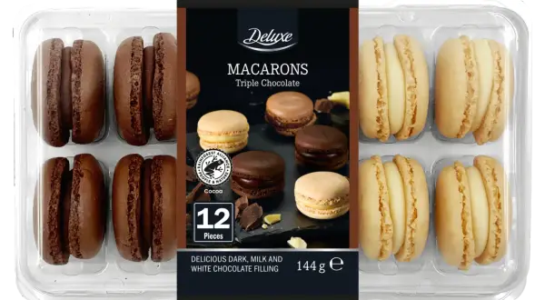 Opakowanie z 12 czekoladowymi i waniliowymi makaronikami Deluxe.