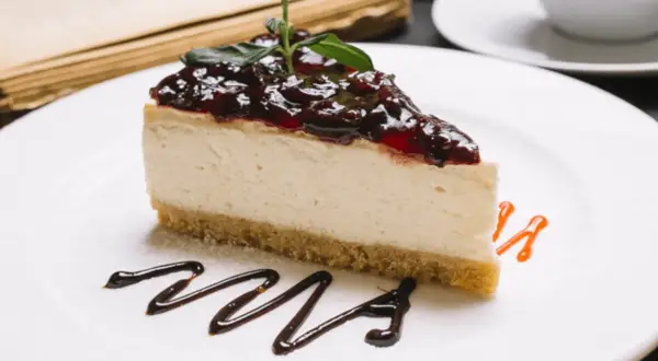 Ile waży kawałek sernika? Waga, kalorie i świadoma dieta