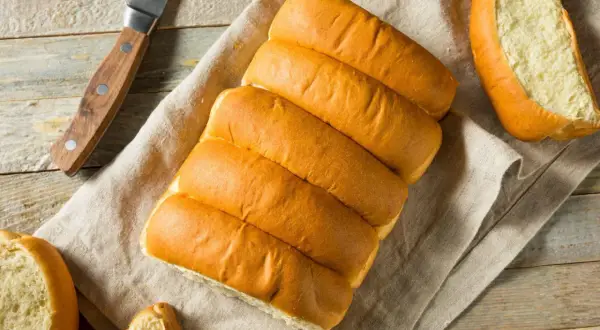 Idealne bułki do hot dogów: Gdzie kupić i jak wybrać?