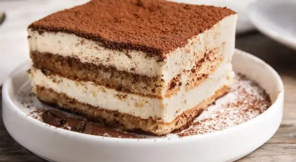 Jaki alkohol do tiramisu? Klasyka, alternatywy i bez procentów!