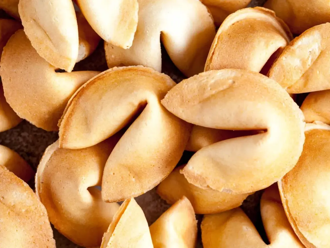 Ciasteczka z wróżbą: przepis, triki i sekrety chrupkości!