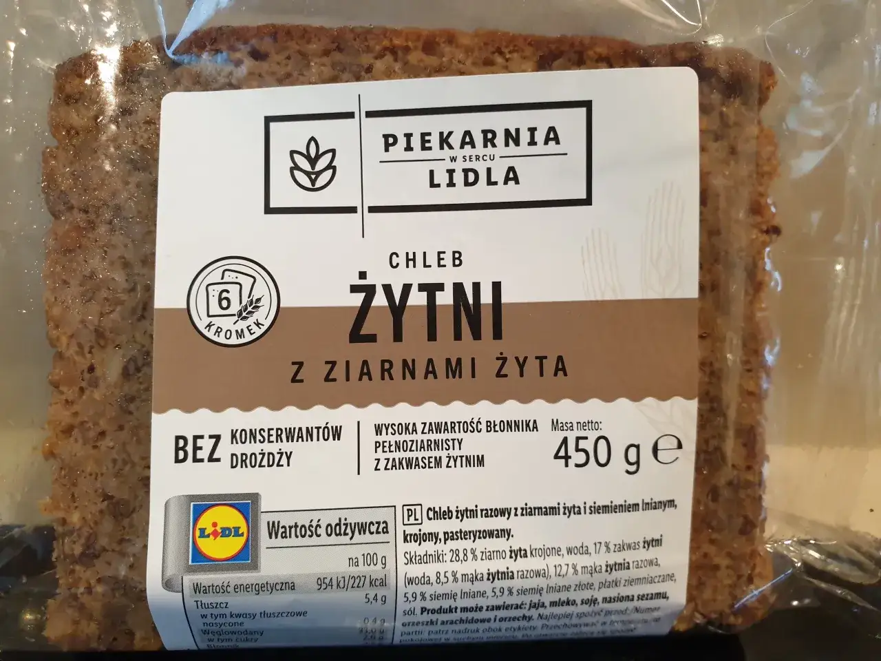 kobieta czytająca etykietę chleba w sklepie