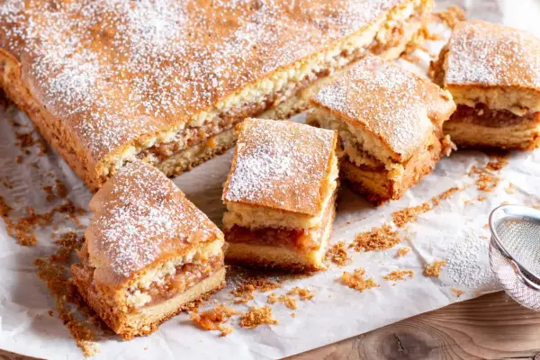 Jak upiec idealną szarlotkę? Przepis, jabłka, bez zakalca!